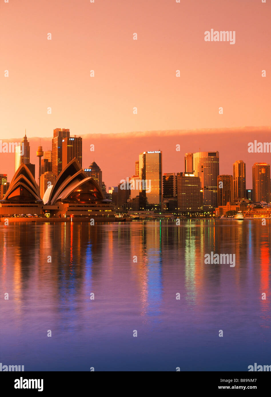 Hellen Sonnenaufgang schlagen Sydney Skyline mit Opera House was in Ruhe Wasser Sydney Harbour Stockfoto