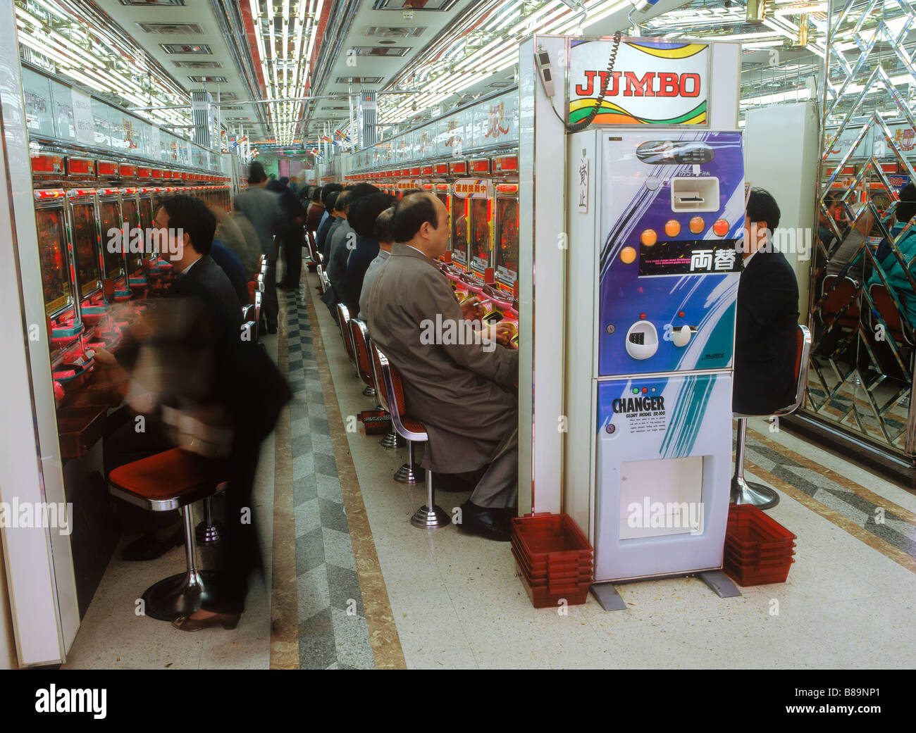 Japanische Spieler spielen die beliebten Pachinko Spielautomaten in Tokio, Japan Stockfoto