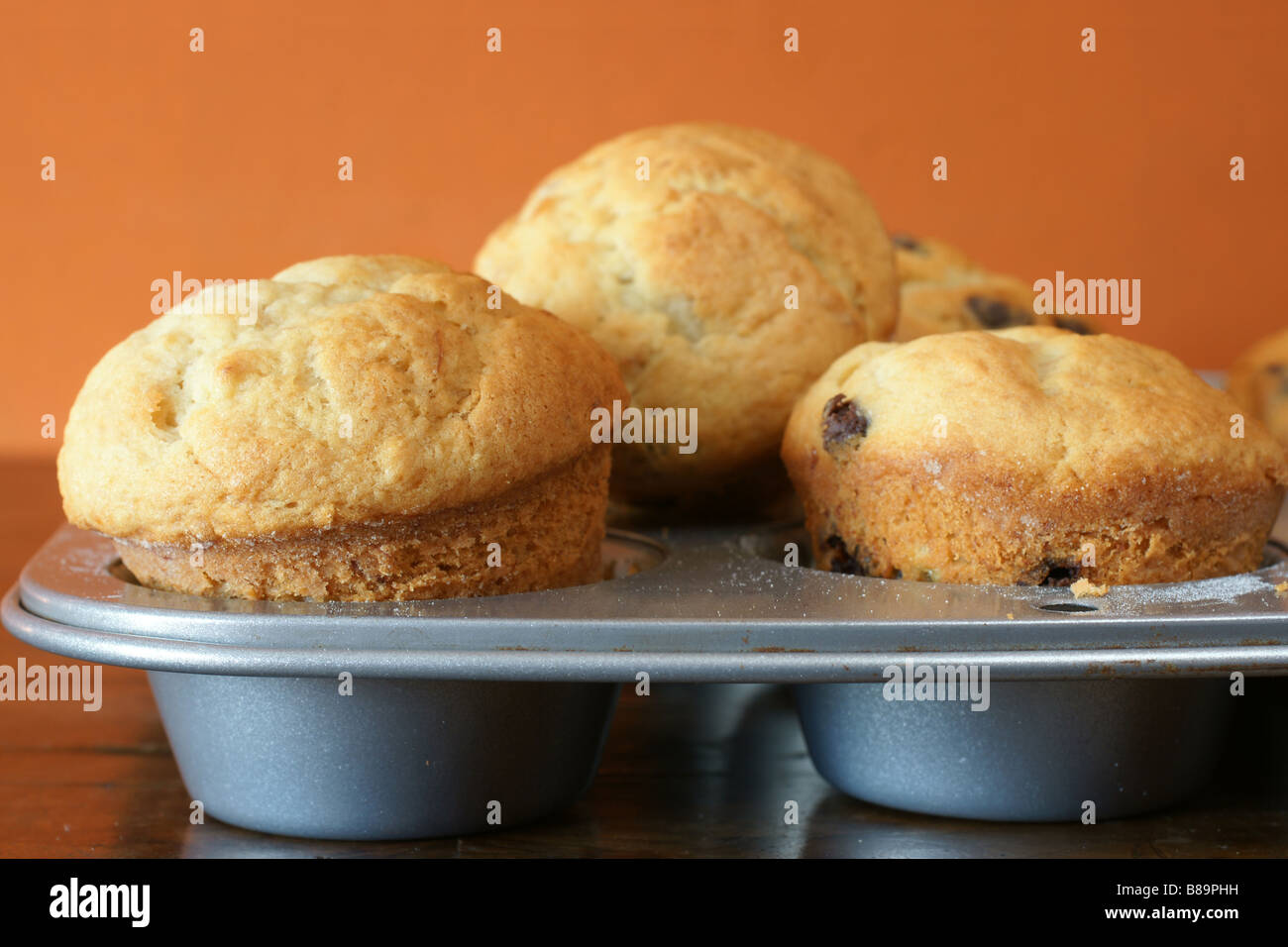 Frisch und home made chocolate Chip Muffins in Auflaufform Stockfoto