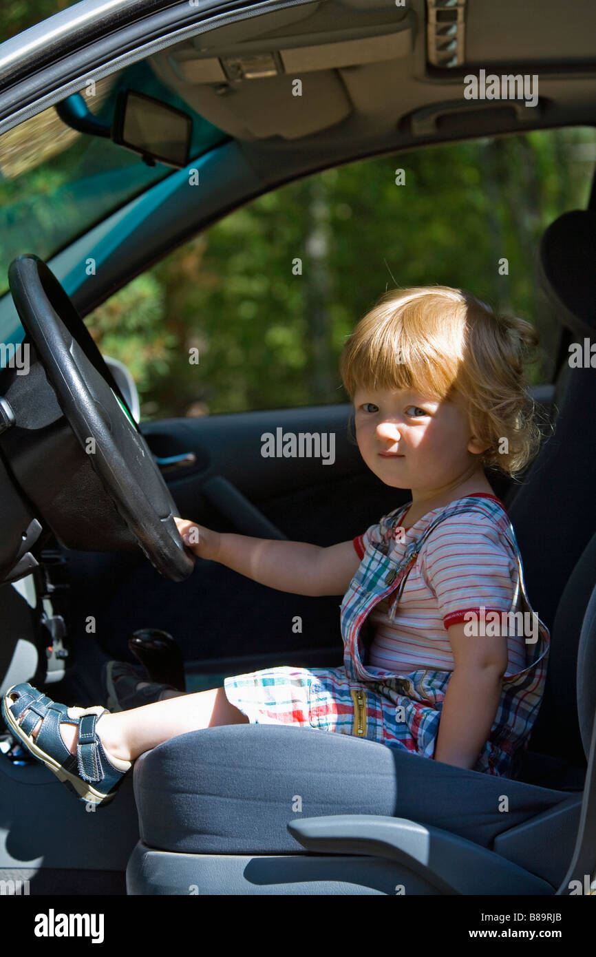 BO 2 JAHRE VORGIBT, EIN AUTO ZU FAHREN Stockfoto