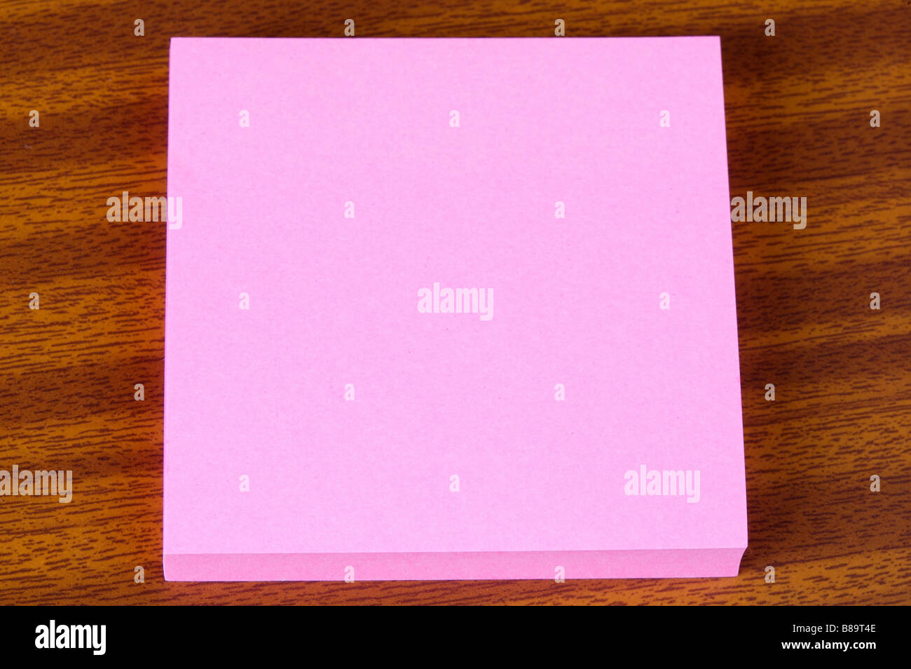 ein Foto von einem Post-It auf dem Tisch Stockfoto