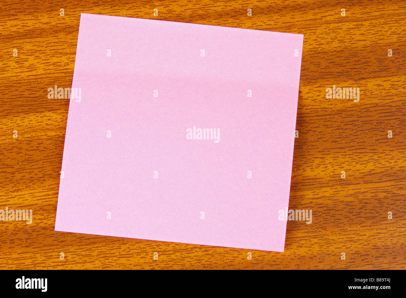 ein Foto von einem Post-It auf dem Tisch Stockfoto