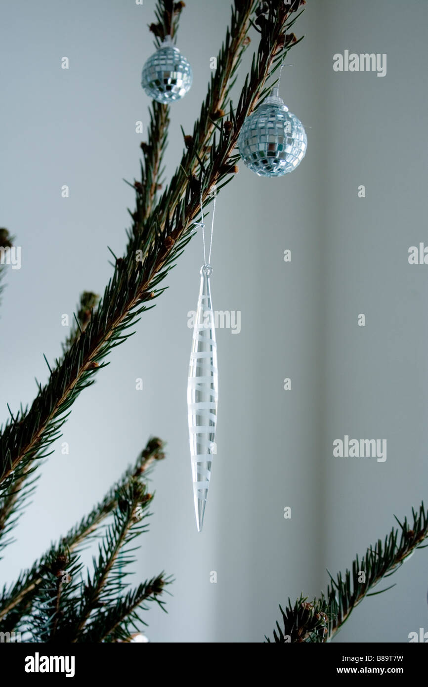 Eine schlanke Glasdekoration hängen von einem Weihnachtsbaum Zweig Stockfoto