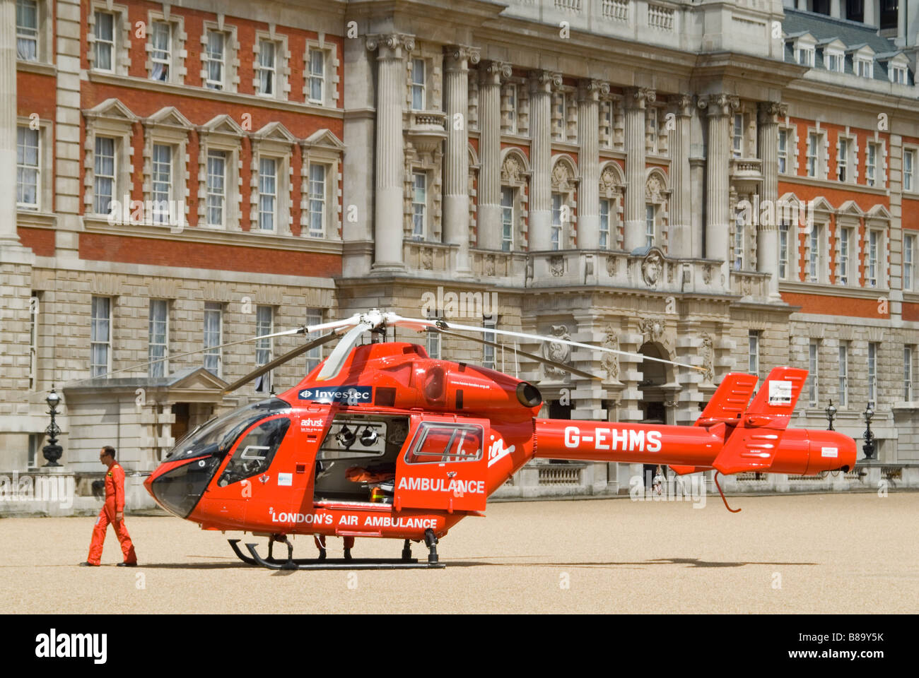 Horizontale Nahaufnahme der Londoner Air Ambulance gelandet, um Notfall im Zentrum von London in Horse Guard Parade teilnehmen. Stockfoto