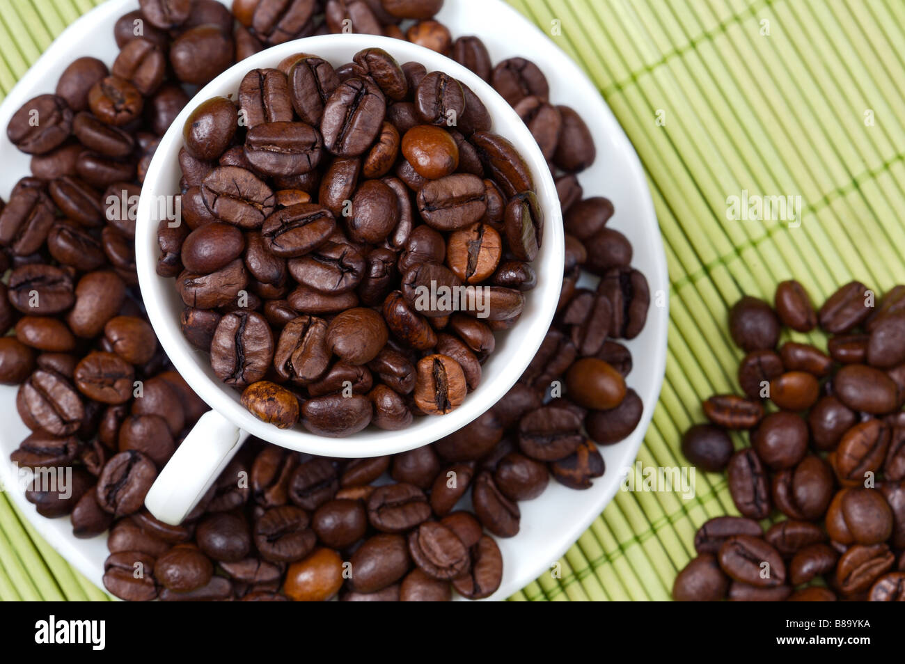 Kaffeebohnen in einem WM-Fokus in der ersten Ebene Stockfoto