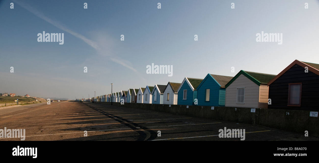 Multi farbige hölzerne Strandhütten in Southwold, Suffolk UK Stockfoto