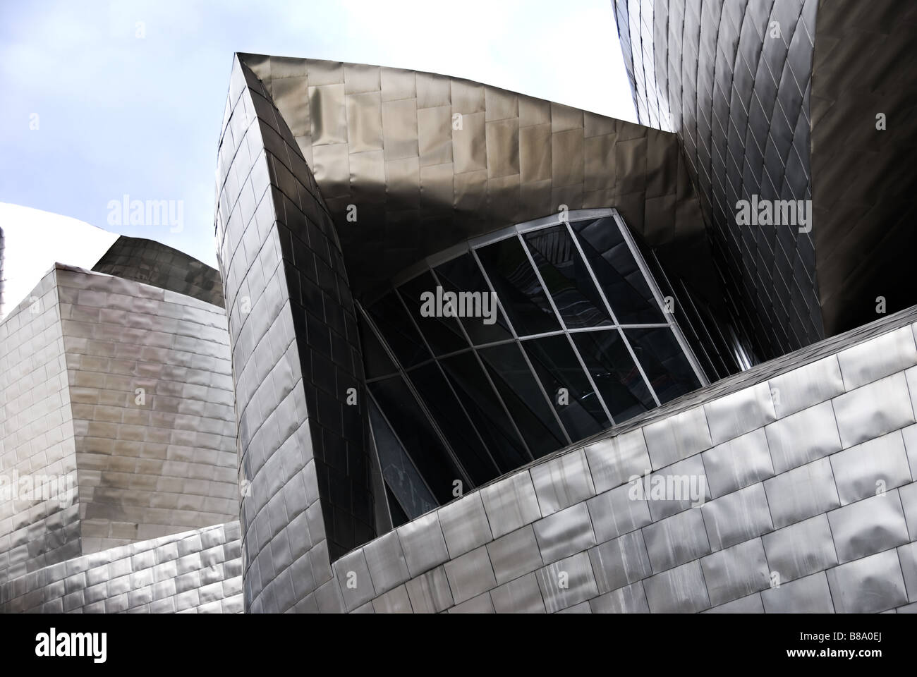 Das Guggenheim Museum in Bilbao Spanien wurde vom Architekten Frank Gehry entworfen. Stockfoto