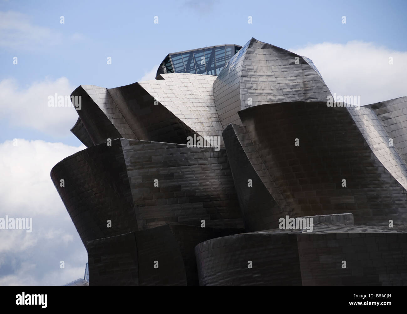 Das Guggenheim Museum in Bilbao Spanien wurde vom Architekten Frank Gehry entworfen. Stockfoto