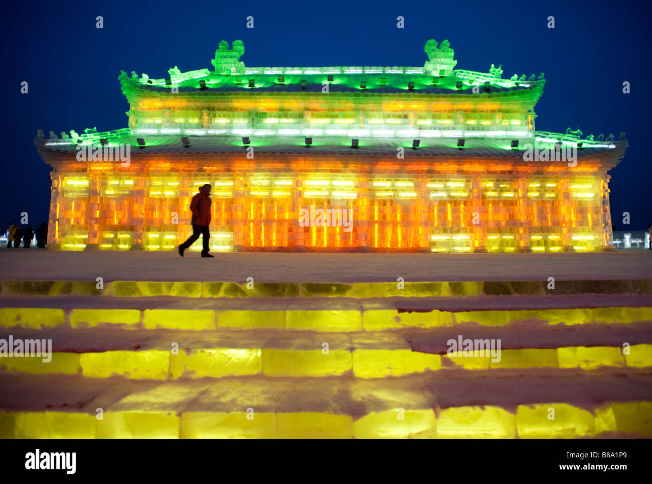 Spektakulär beleuchtete Eisskulpturen am Eis und Schnee Festival Harbin in der Provinz Heilongjiang China Stockfoto