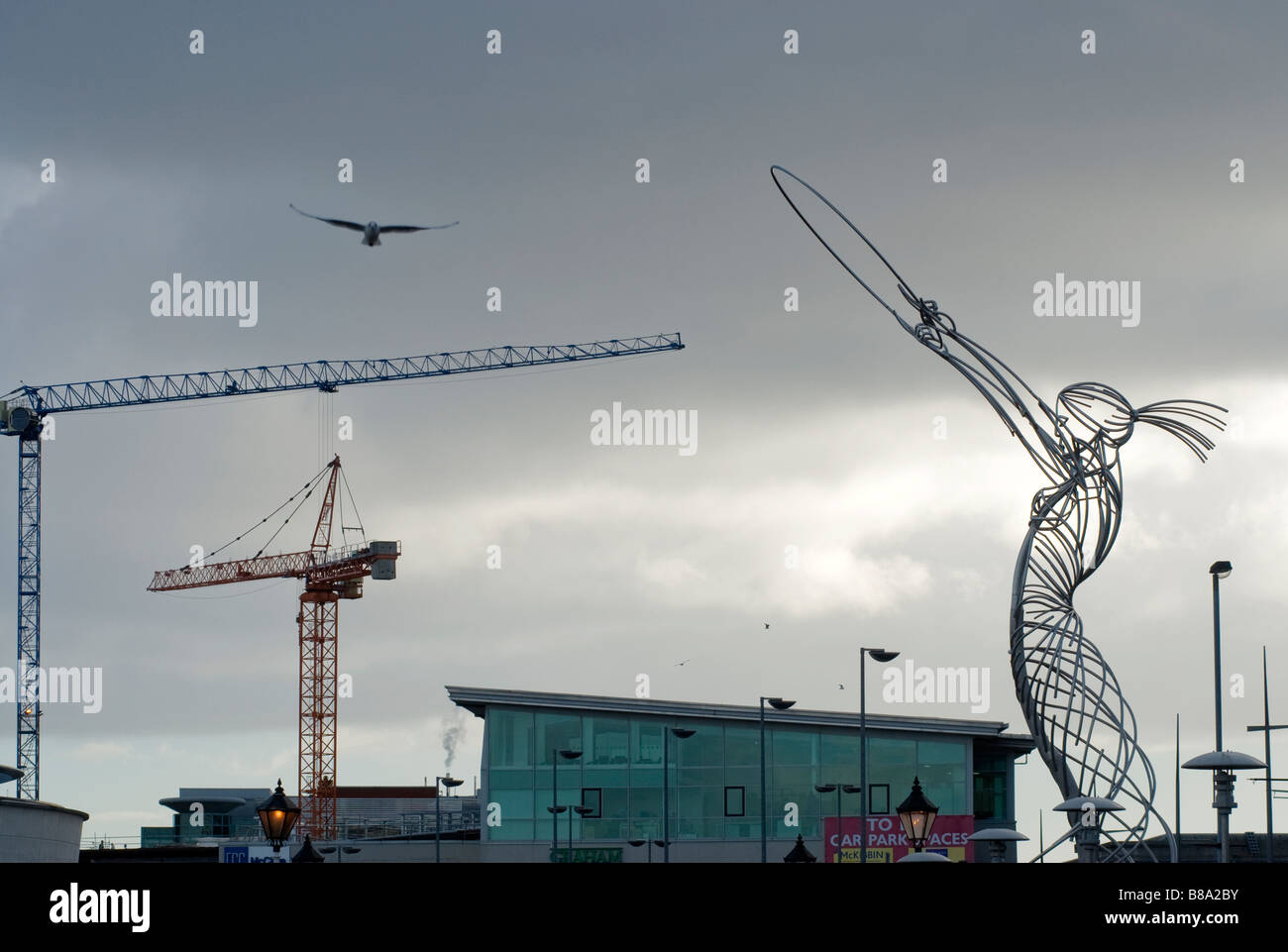 Skulptur im öffentlichen Raum, Kräne und Vogel, Fluss Lagan, Belfast. Stockfoto