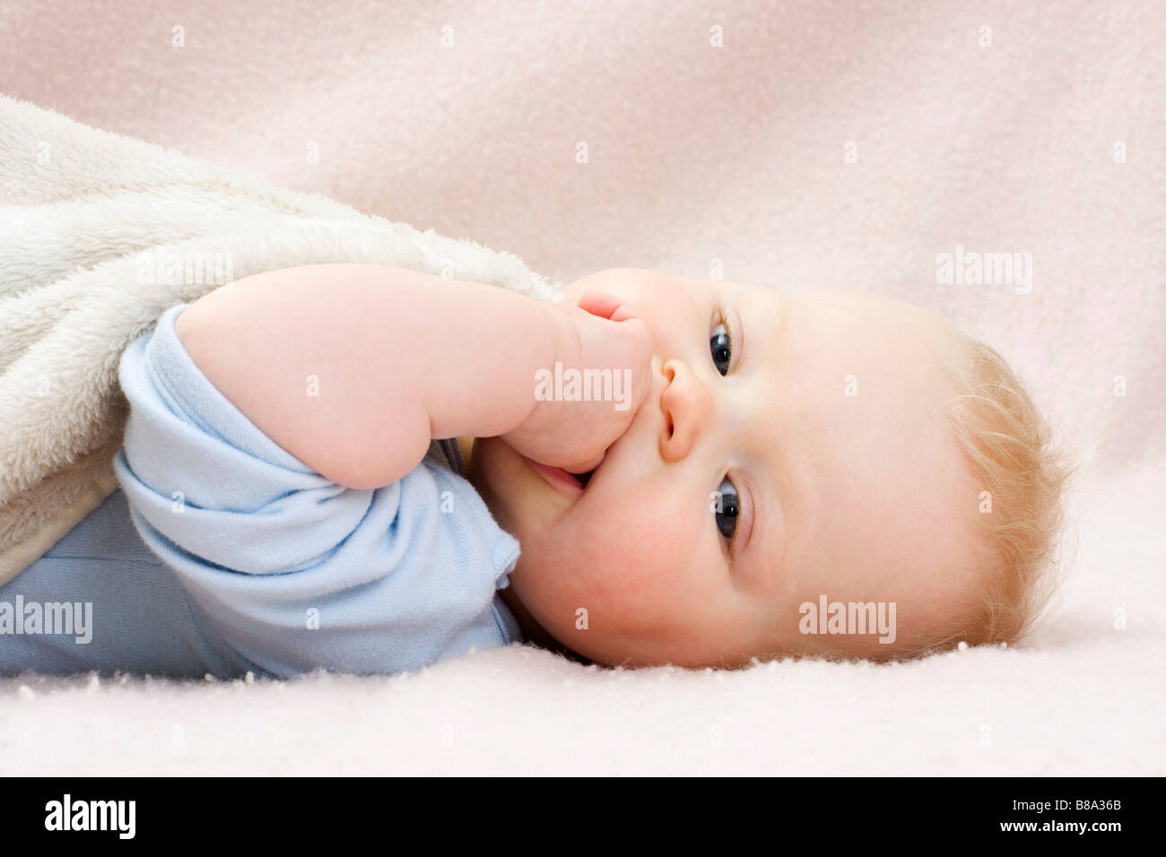 Liegenden Säugling Baby 7 Monate alt Stockfoto