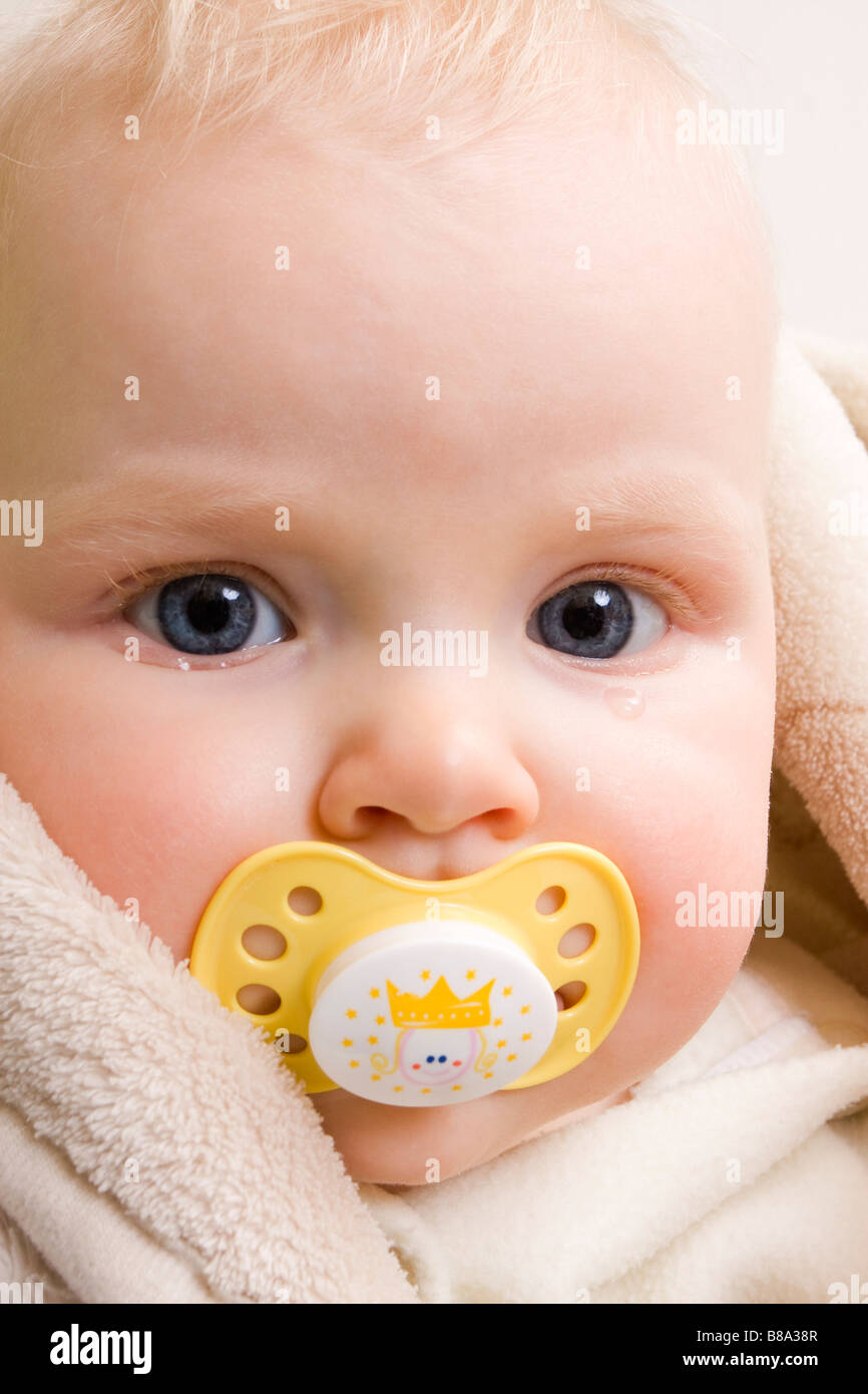 Säugling Baby 7 Monate alt mit Dummy-gelb und mit Träne Stockfoto