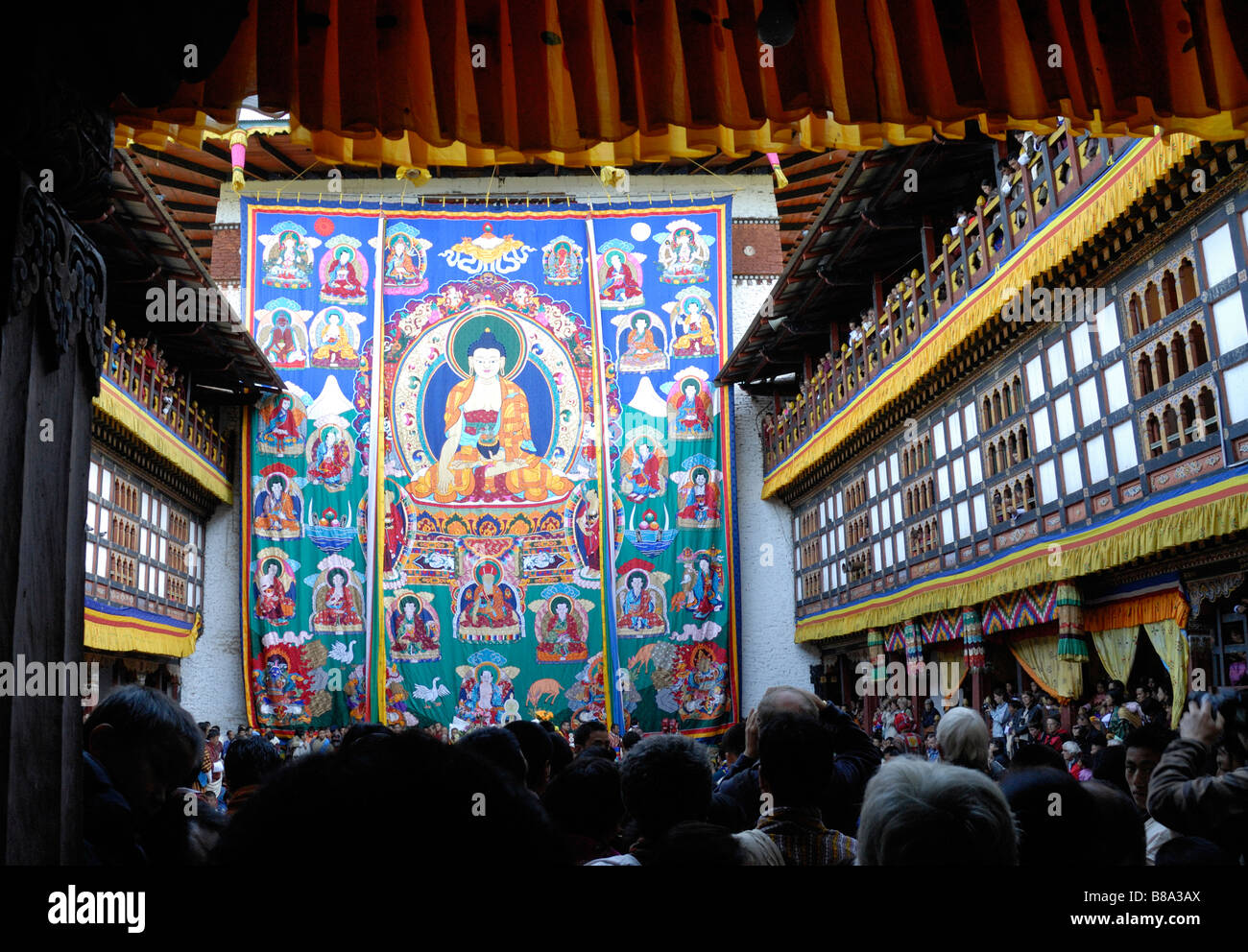 Massen von Würdenträgern und Menschen vor Ort sehen die riesigen Seide Thangka, Thondrol, am letzten Tag des Festivals Trashigang, Tsechu Stockfoto