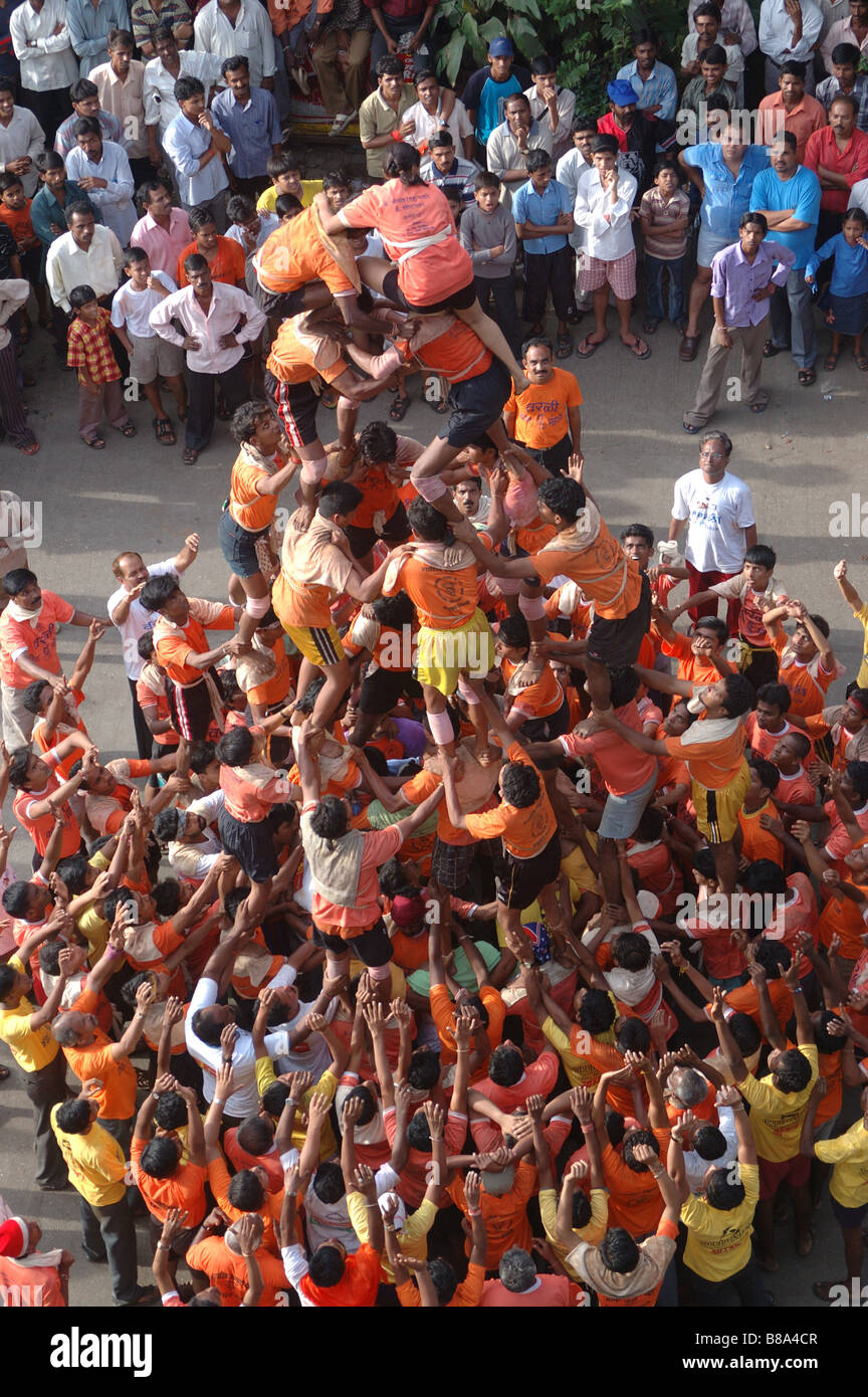 Dahi Hundie; Menschliche Pyramide; Janmashtami Janmashtami Gokul Ashtami Govinda Festival; Bombay Mumbai; Maharashtra; Indien. Stockfoto