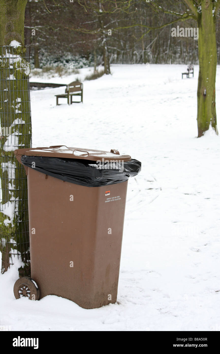 Eine braune Papierkorb im Schnee an einem Wintertag in den East Midlands Stockfoto