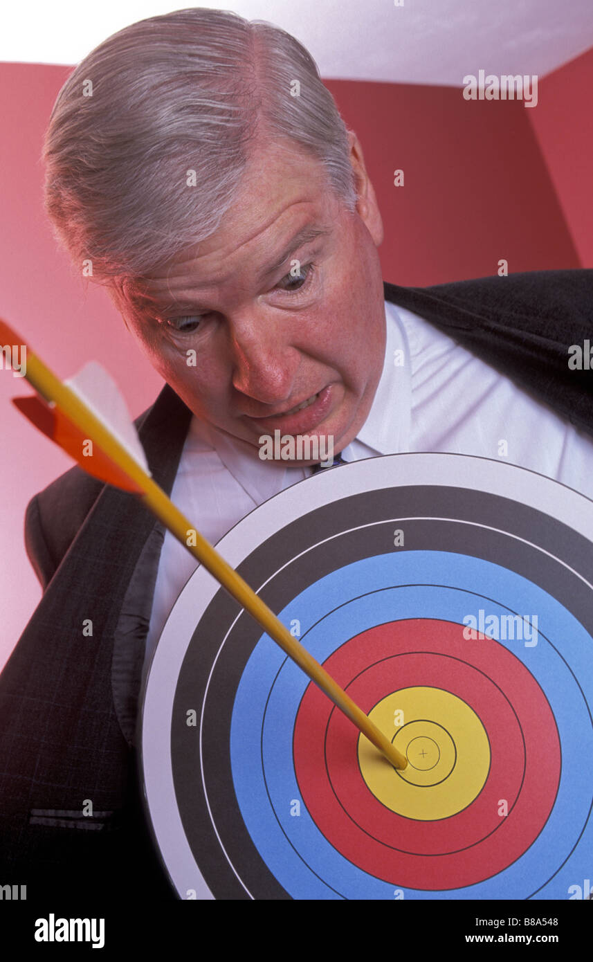 Gezielte Geschäftsmann mit Pfeil erschossen Stockfoto