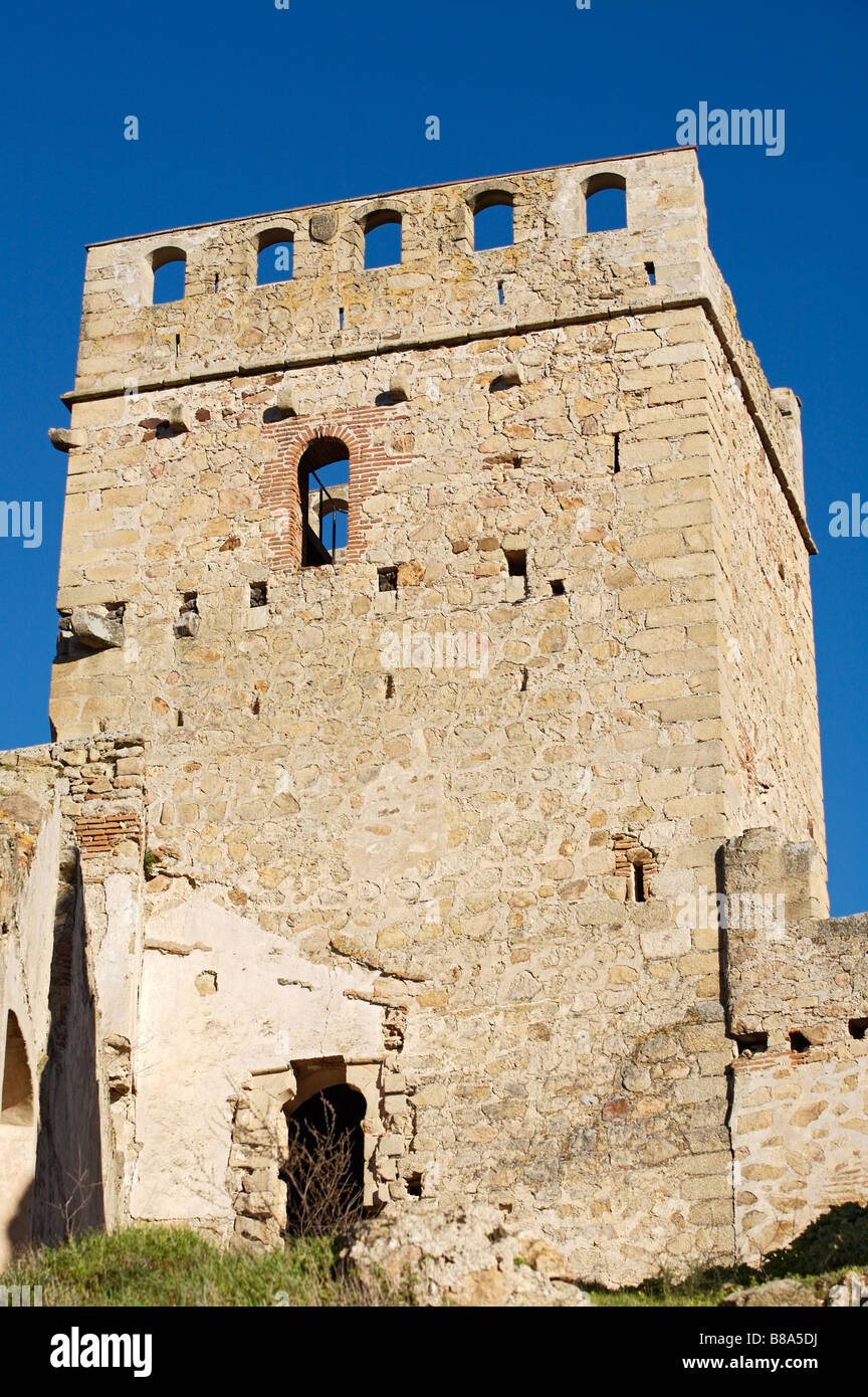 Turm einer Burg in Schutt und Asche auf einem blauen Himmel Stockfoto