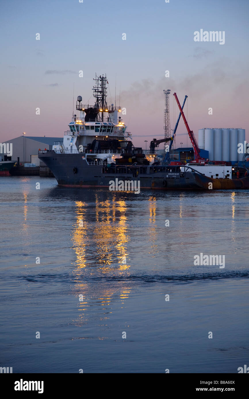 Highland Valour Reflexion in der Morgendämmerung im Hafen von Aberdeen, Schottland, Großbritannien Stockfoto