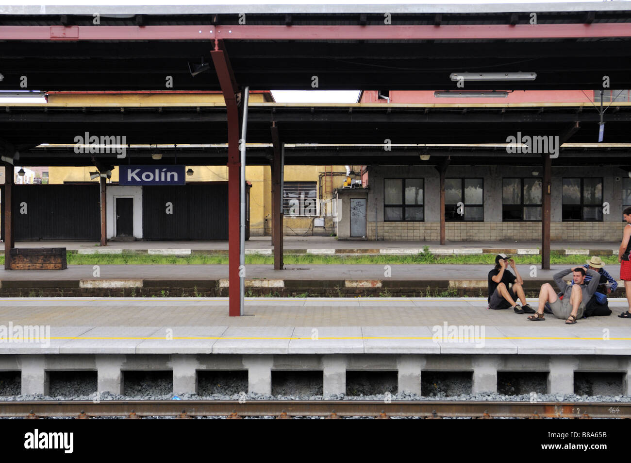 Kolin Bahnhof Bahnsteig, Tschechien. Stockfoto