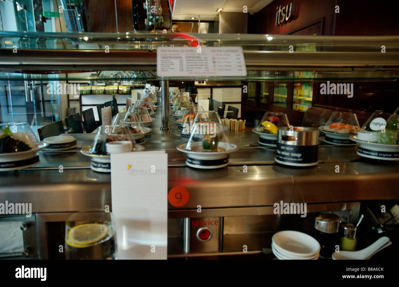 Sushi auf einem Förderband in einem Sushirestaurant in London Stockfoto