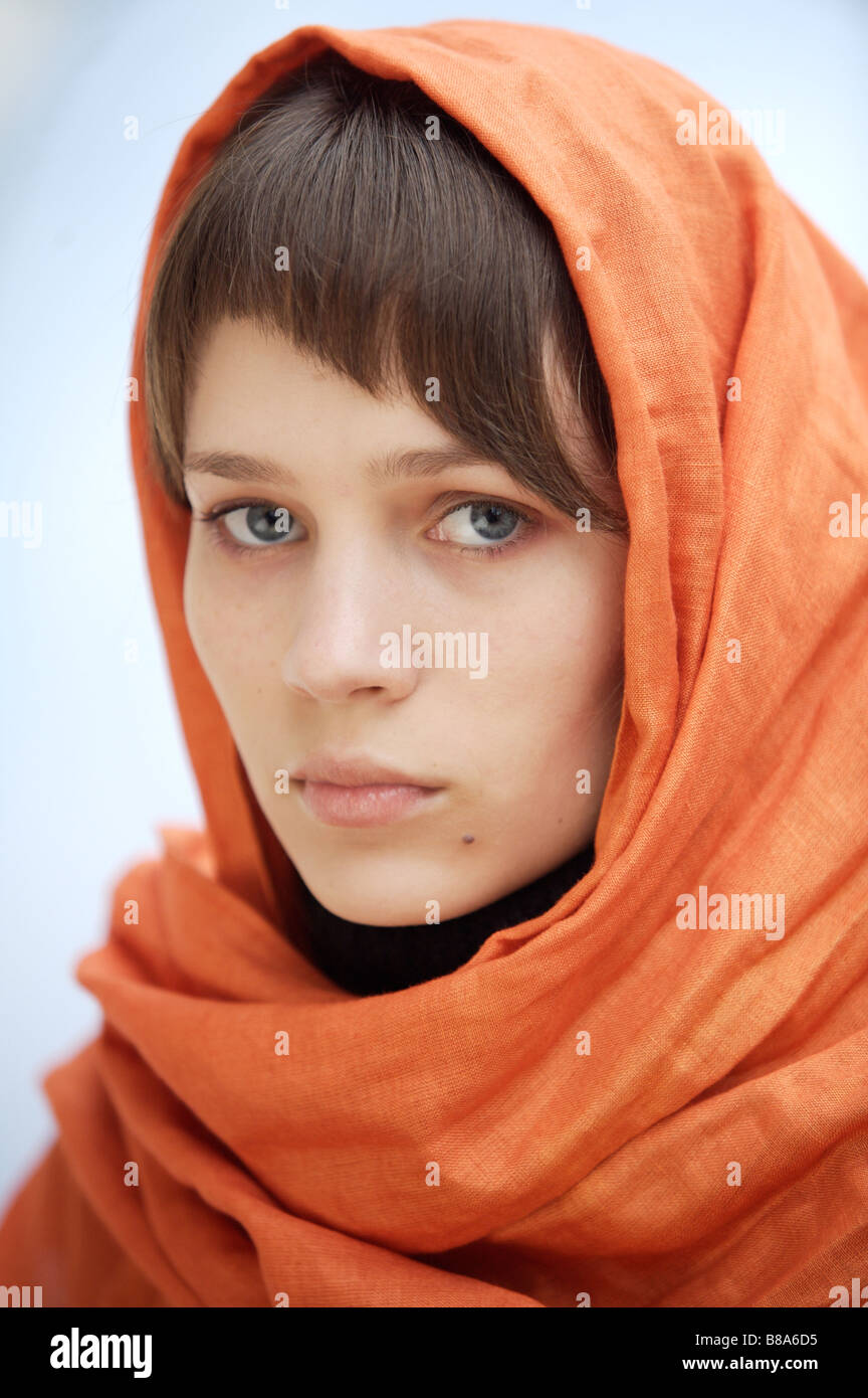 attraktive Frau mit Schleier in den Kopf ein blauer Hintergrund Fokus im Auge Stockfoto
