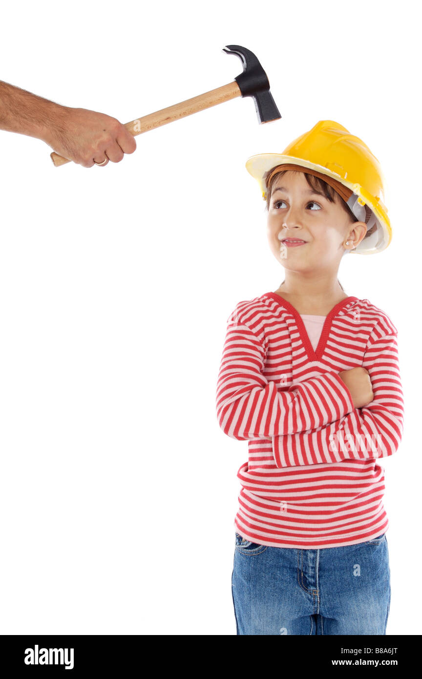 Kleinen Arbeiter mit einem Hammer und einem Helm auf dem Kopf Stockfoto