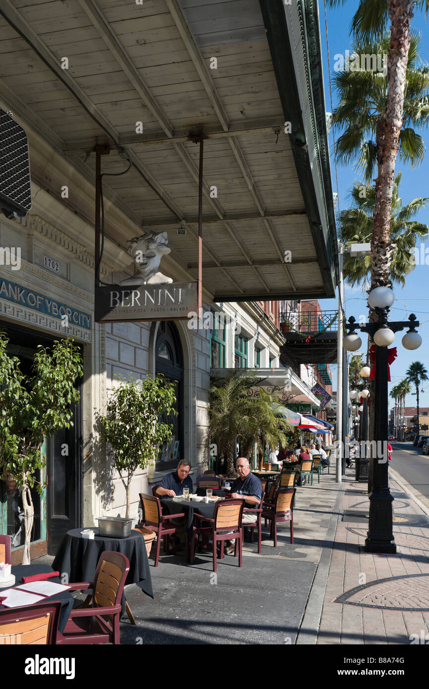 Sidewalk Café/Restaurant an der 7th Avenue im historischen Stadtteil Ybor City, Tampa, Florida, USA Stockfoto