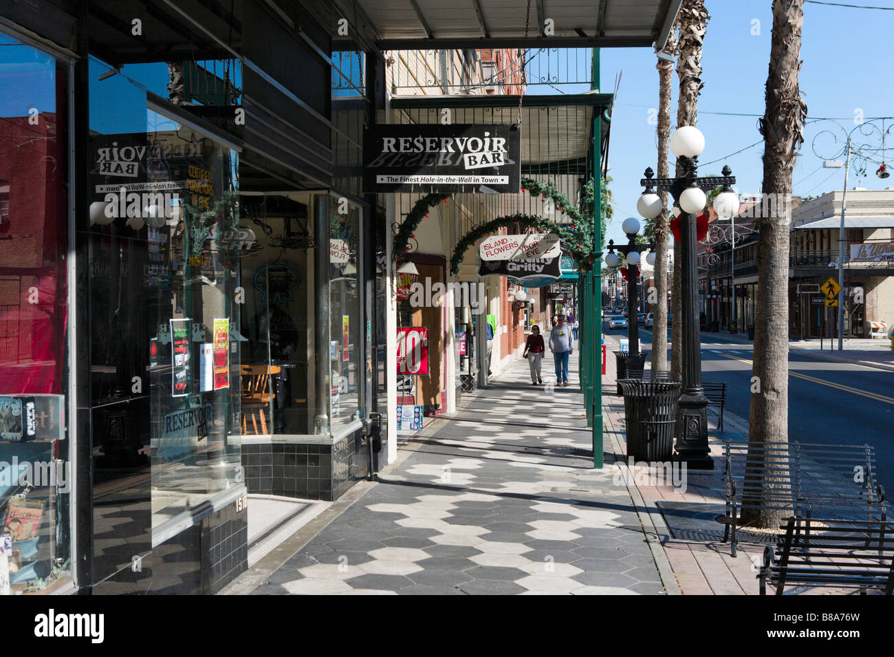Geschäfte und eine Bar an der 7th Avenue im historischen Stadtteil Ybor City, Tampa, Florida, USA Stockfoto