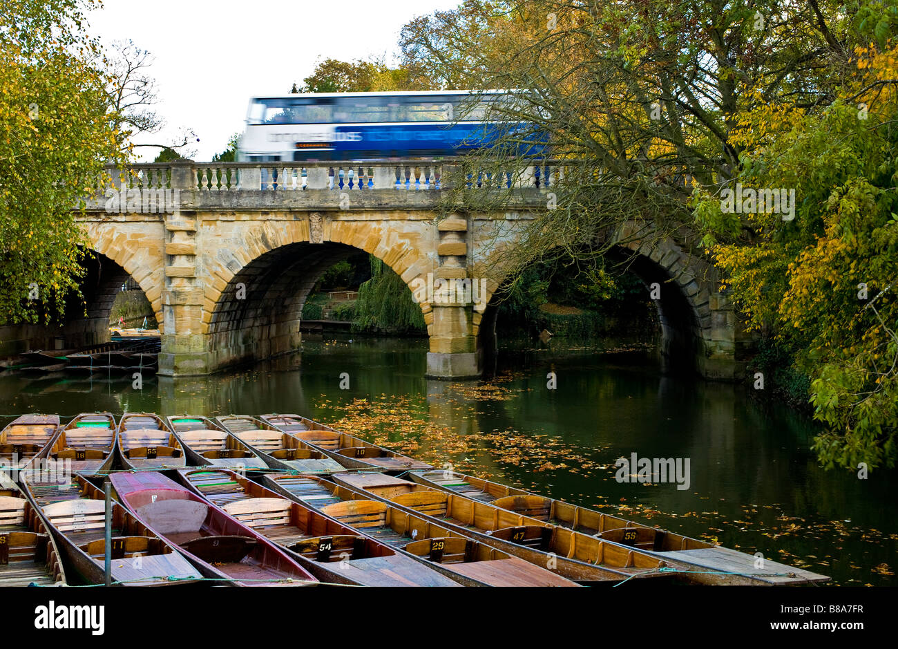 Bus überquert die Magdalen Bridge mit Booten vertäut im Fluss Cherwell in Oxford, England, UK. Stockfoto