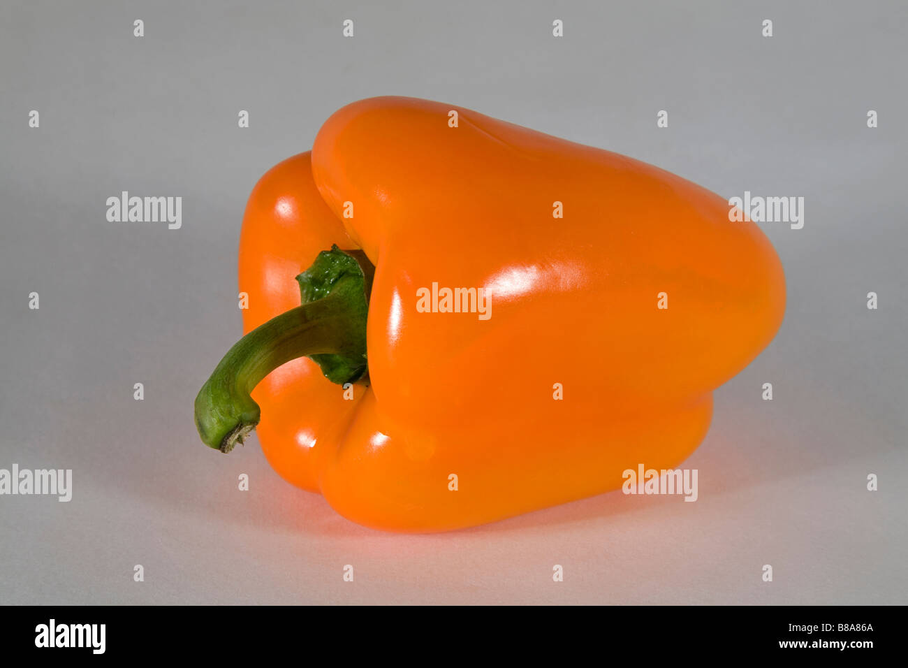 Eine gelbe oder orangefarbene Paprika in Scheiben geschnitten oder ganze. Stockfoto