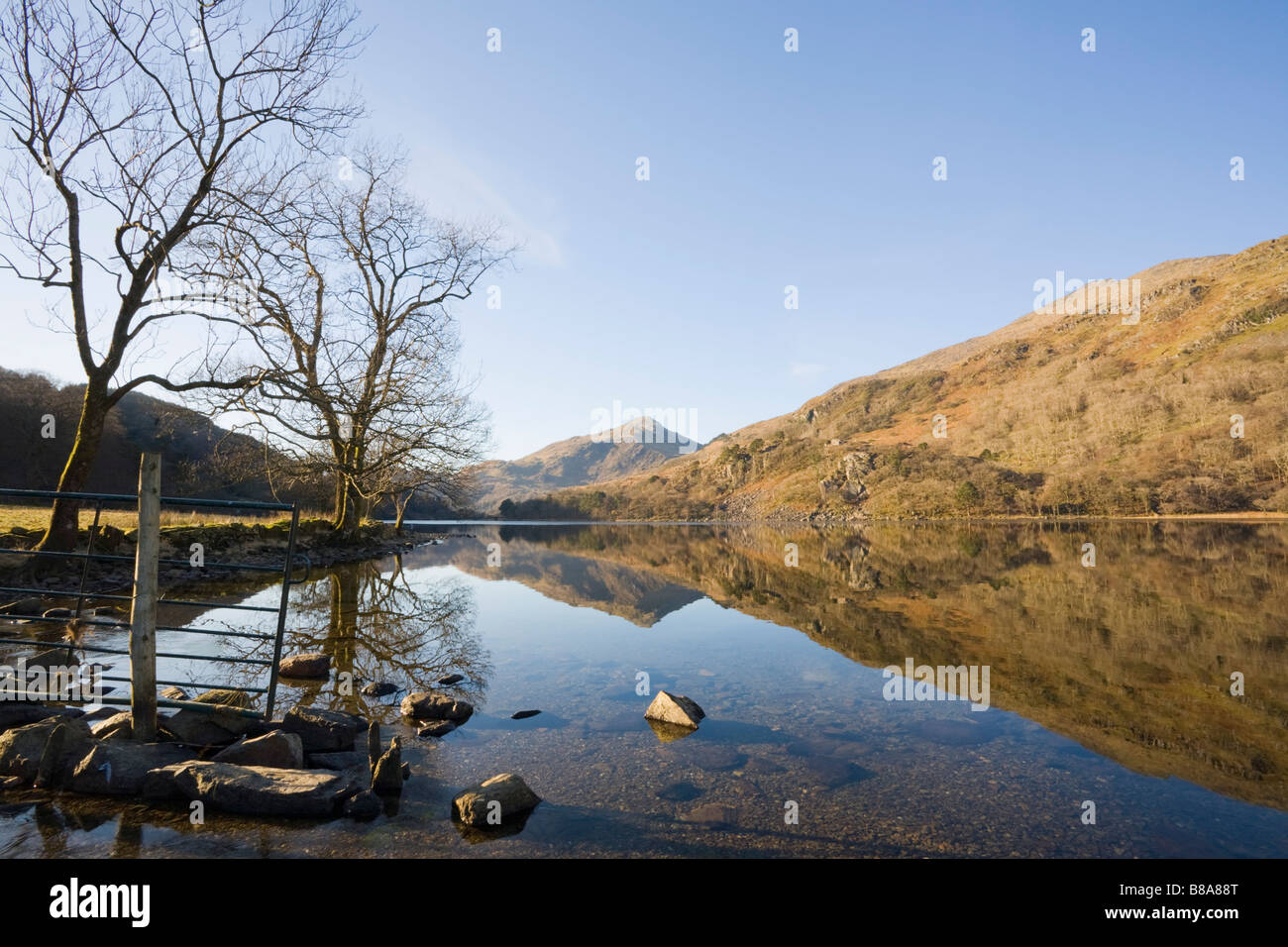 Nant Gwynant Gwynedd Wales UK Nordansicht Llyn Gwynant See entlang nach Yr Aran in Snowdonia "National Park" im winter Stockfoto