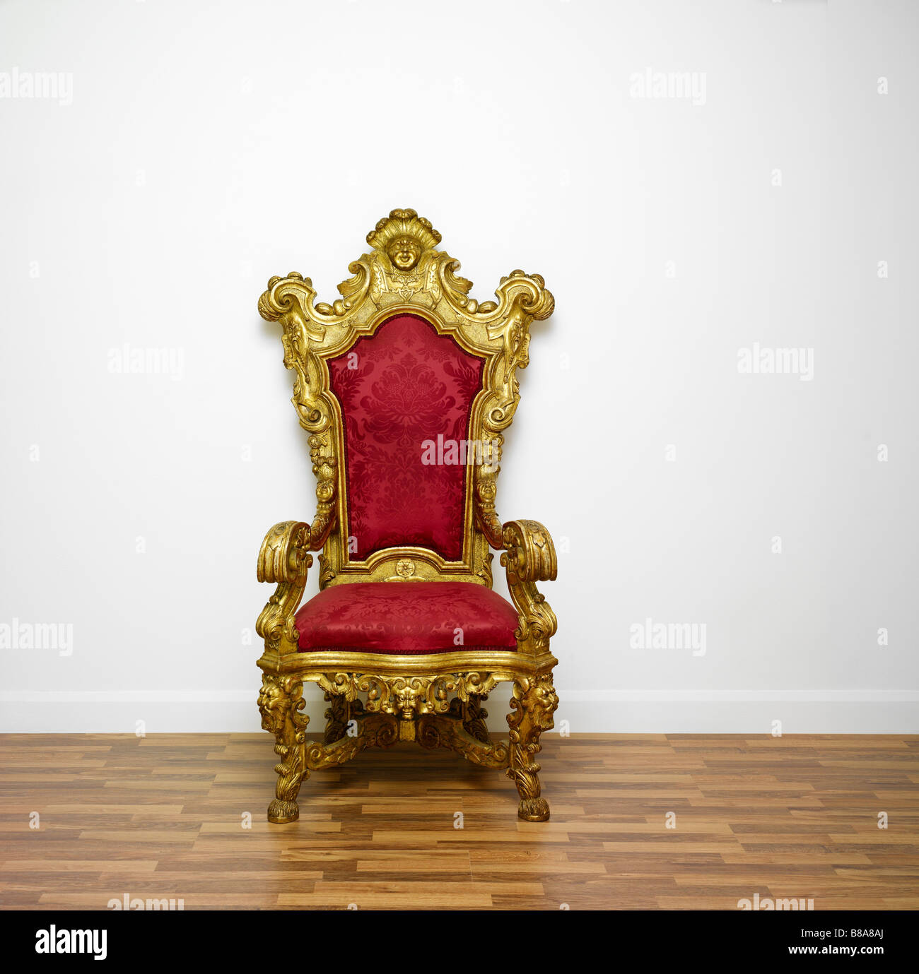 Ein roter und goldener Thron Stuhl auf weißem Hintergrund Stockfoto