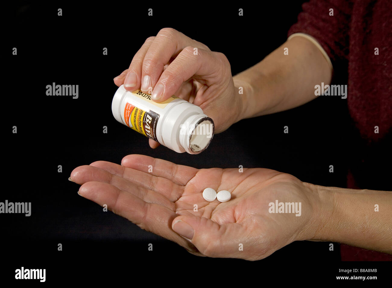 Over the Counter Medikamente wie Aspirin in Form von Tabletten, die aus der Flasche entfernt werden. Stockfoto