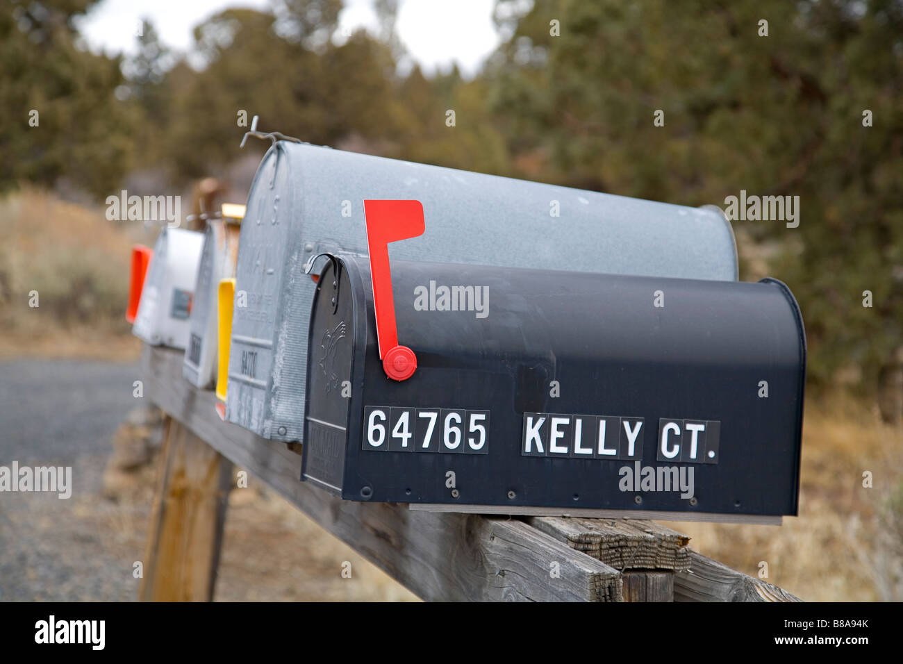 Vereinigte Staaten Amerika A Sammlung von ländlichen U-S-Mail-Postfächer und Zeitung Boxen auf einer ländlichen Landstraße Stockfoto
