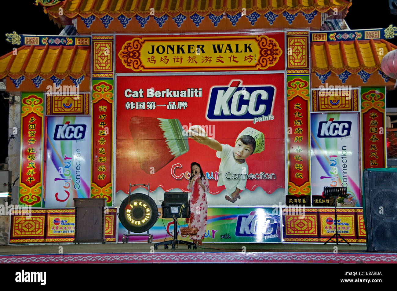 Karaoke-Sänger Sängerin Song Vokalkonzert singen Wettbewerb Malacca Malaysia Chinatown Nacht Markt Basar Straße China Chinesisch Stockfoto