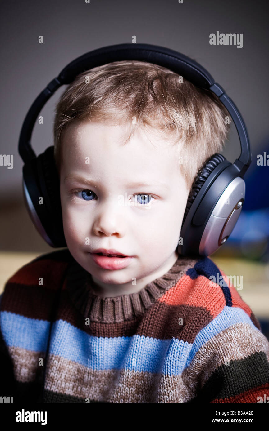 Süße junge Musik über Kopfhörer hören Stockfoto