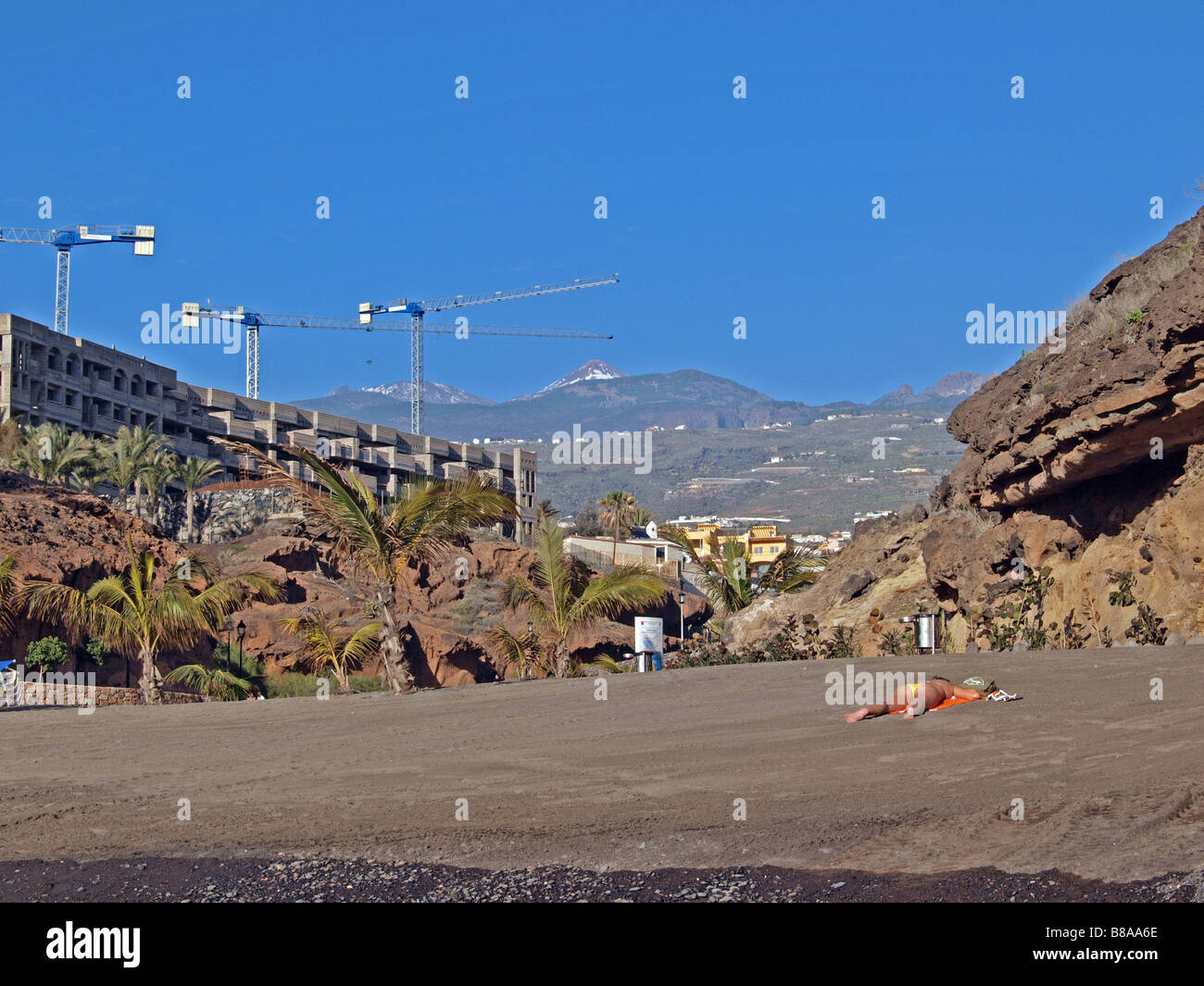Strand in Playa Parasio, Costa Adeje, Teneriffa. Blick vom Meer auf einer Baustelle. Stockfoto