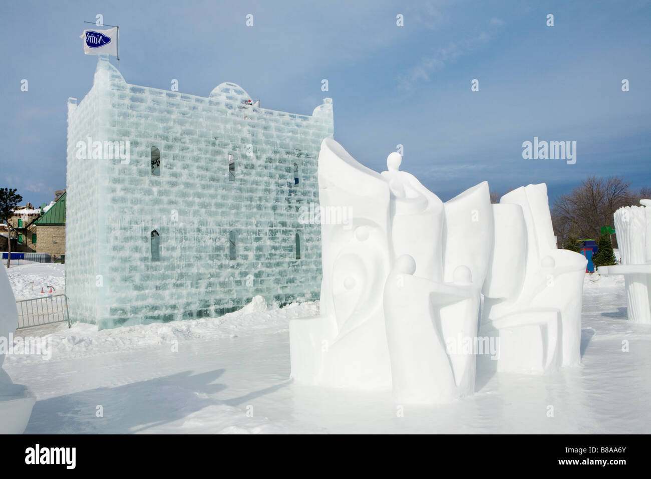 Schneeskulpturen und Natrel Eis Turm im Winter Karneval Quebec City, Kanada Stockfoto