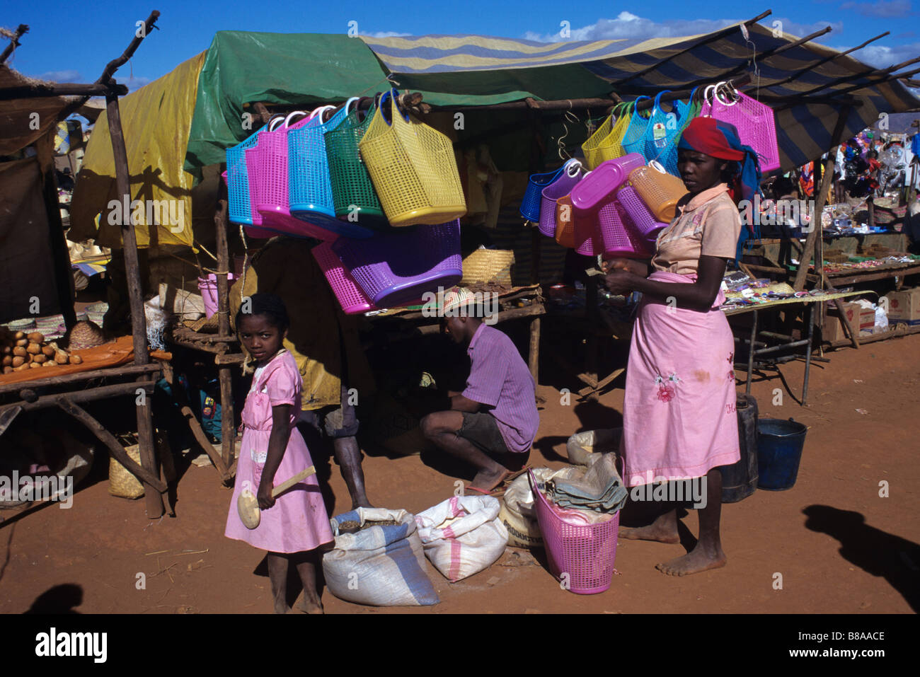 Einem farbenfrohen Marktstand mit Kunststoff-Körben & Container, Ambalavao, Madagaskar Stockfoto