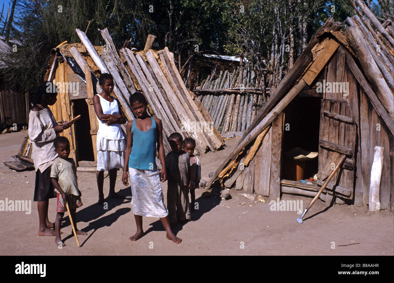 Ein Antandroy Familie, Menschen die Dornenkrone, Outside Their a-Frame Holzhäuser, in der Nähe von Fort Dauphin, Süd-Madagaskar Stockfoto