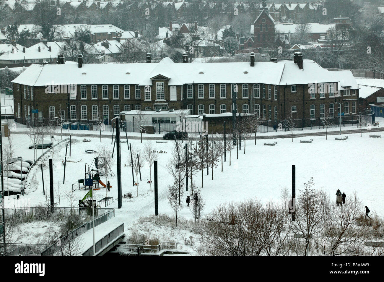 Verschneite, aerial Blick auf Lewisham Brücke Grundschule und Kornmühle Gärten Stockfoto