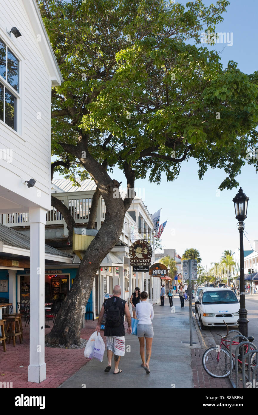 Geschäfte auf der Duval Street am frühen Abend, Old Town, Key West, Florida Keys, USA Stockfoto