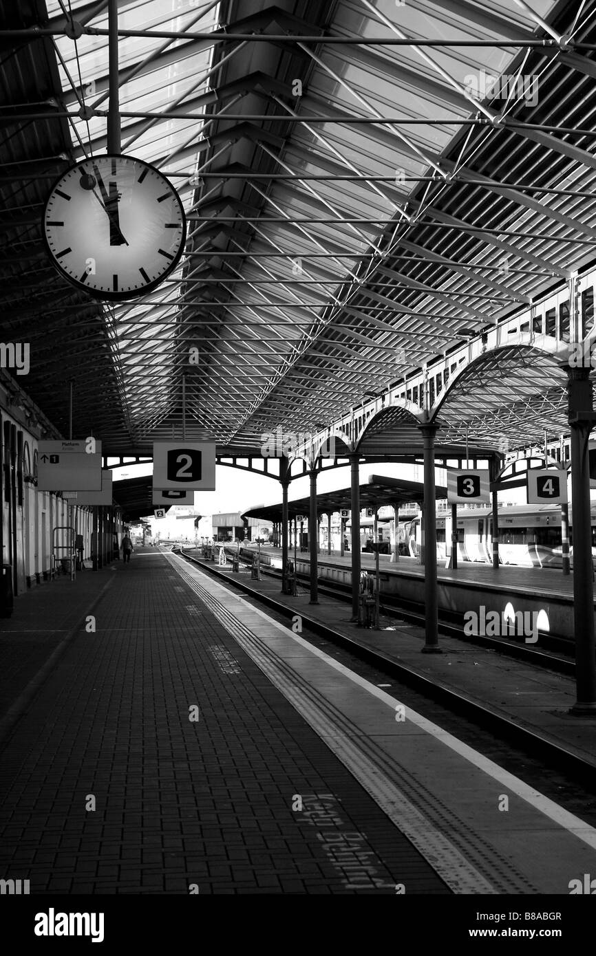Plack und weiß Foto von altmodischen Bahnhof terminal am Mittag Stockfoto