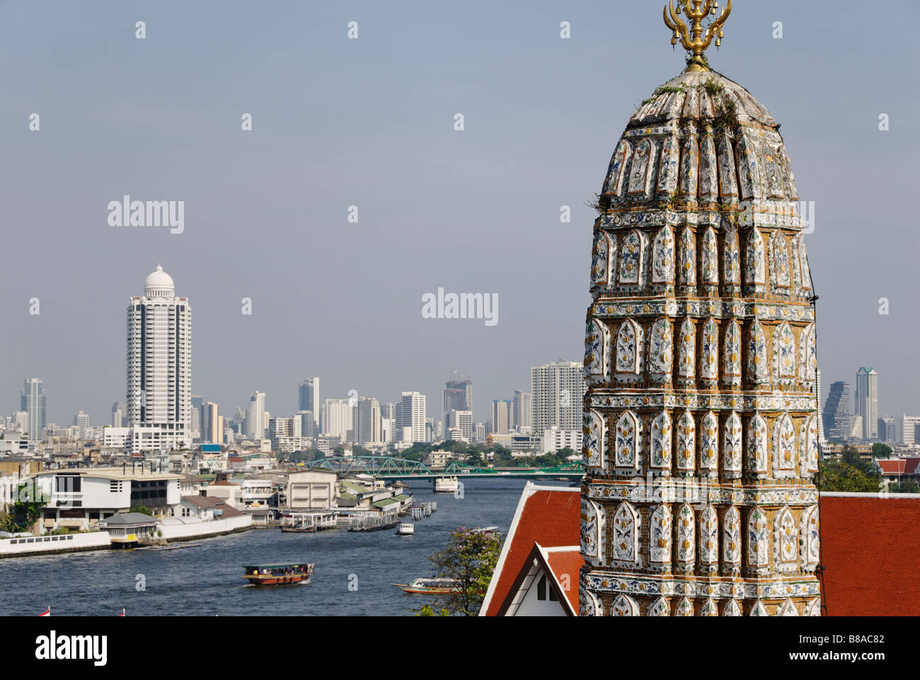 Skyline von Bangkok mit Tempel Stupa und Chao Praya River Thailand Stockfoto