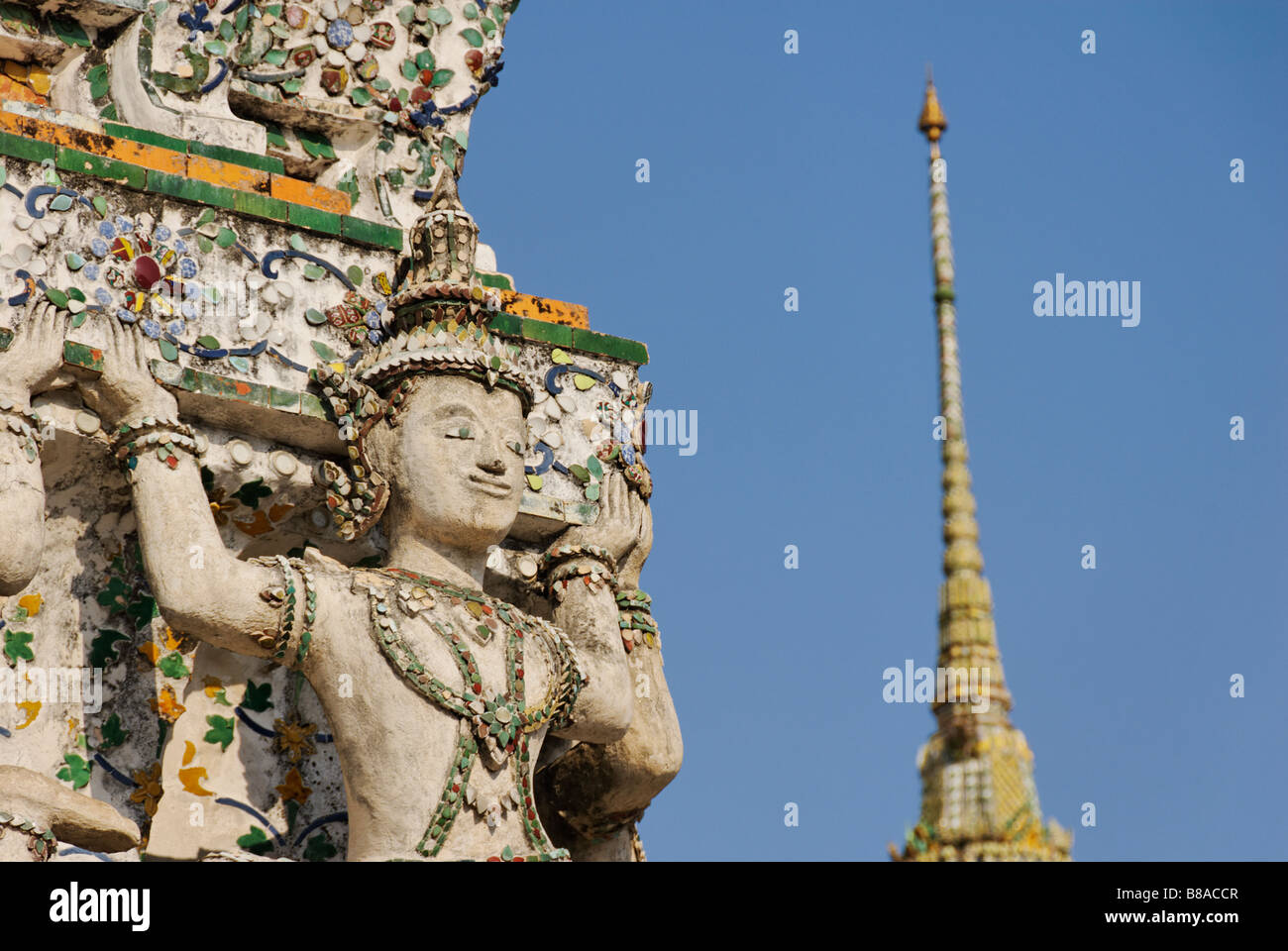 Detail der Keramikfliesen und Statue - Wat Arun buddhistischer Tempel in Bangkok. Thailand Stockfoto