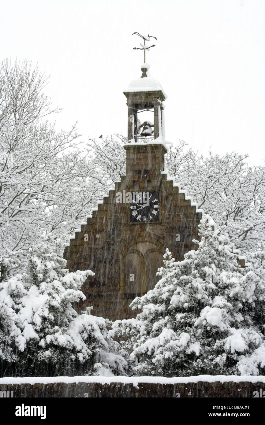 Schnee fällt auf die Giebelreste des alten Simon oder Auld Simon, Kirche, Johnshill, Lochwinnoch, Renfrewshire, Schottland, Großbritannien Stockfoto