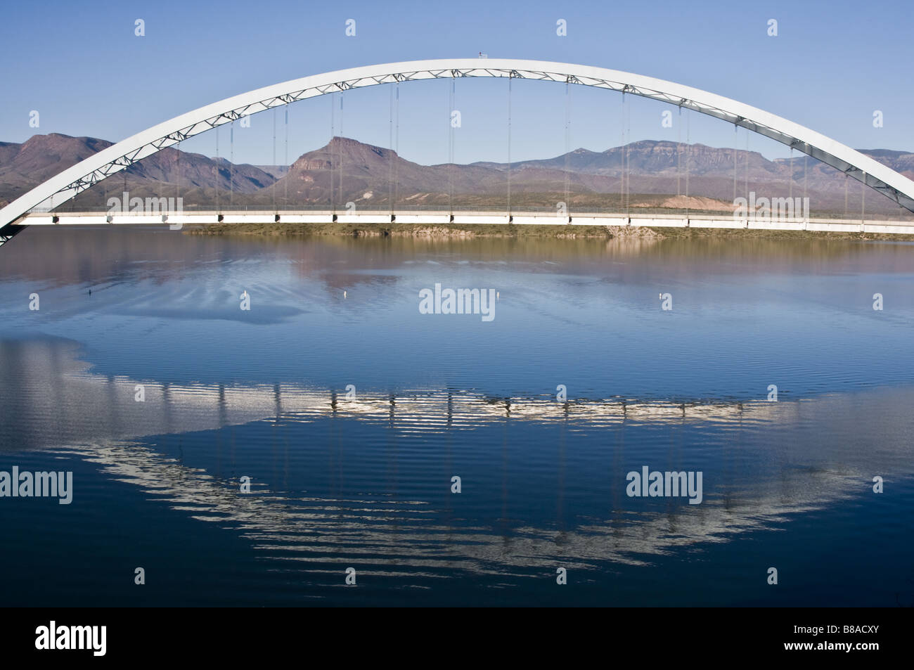 Die neue Brücke bei Theodore Roosevelt Dam, Apache Trail in Arizona Stockfoto