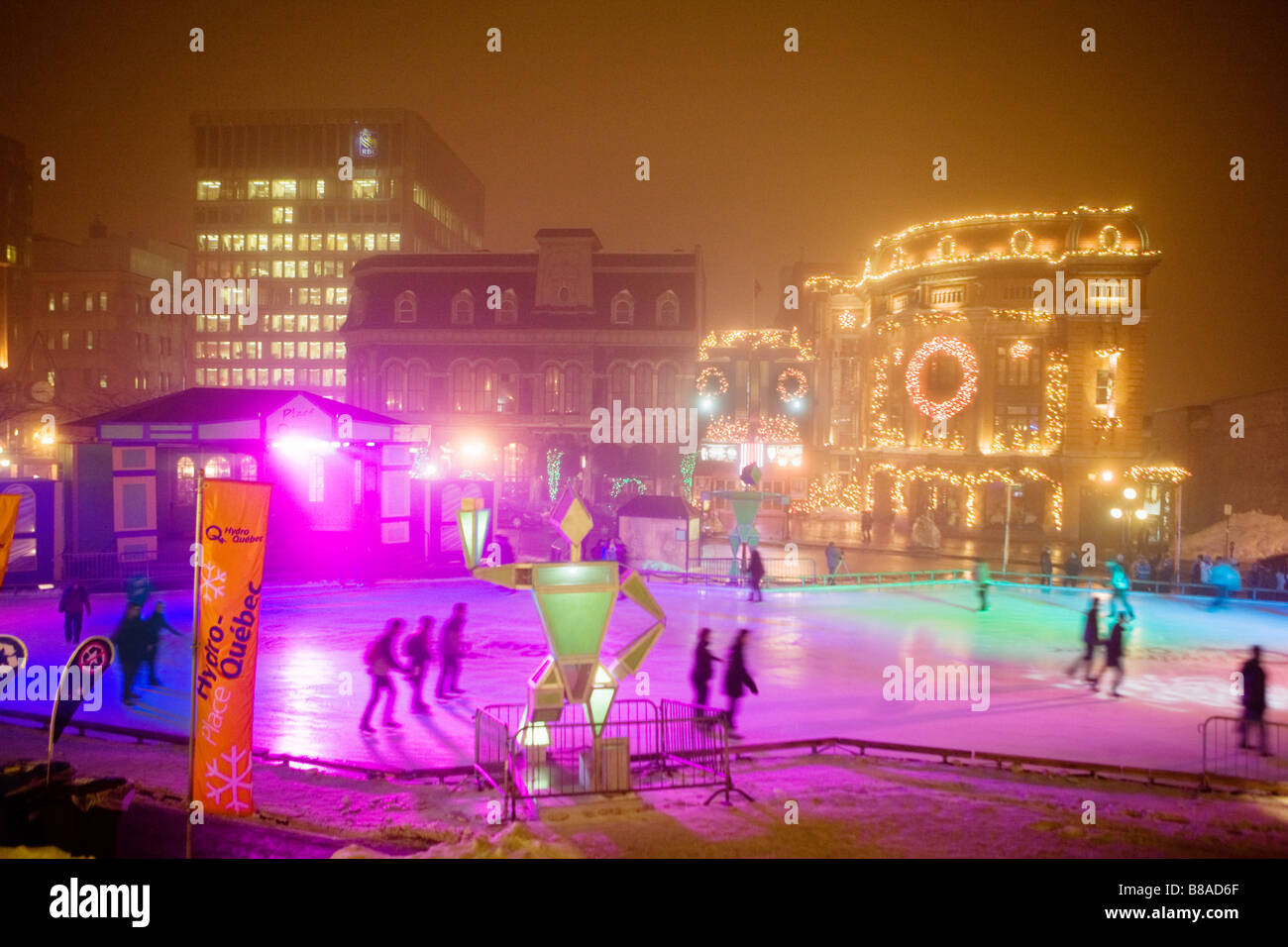 Menschen Eislaufen am Place Hydro Quebec Frontmann Capitole de Cabaret Winter Karneval Quebec City, Kanada Stockfoto
