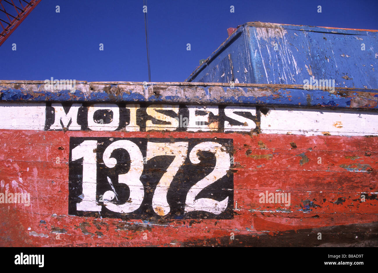 Detail von Moises 1372, einem bunten alten hölzernen Fischerboot im Hafen, Iquique, Chile Stockfoto