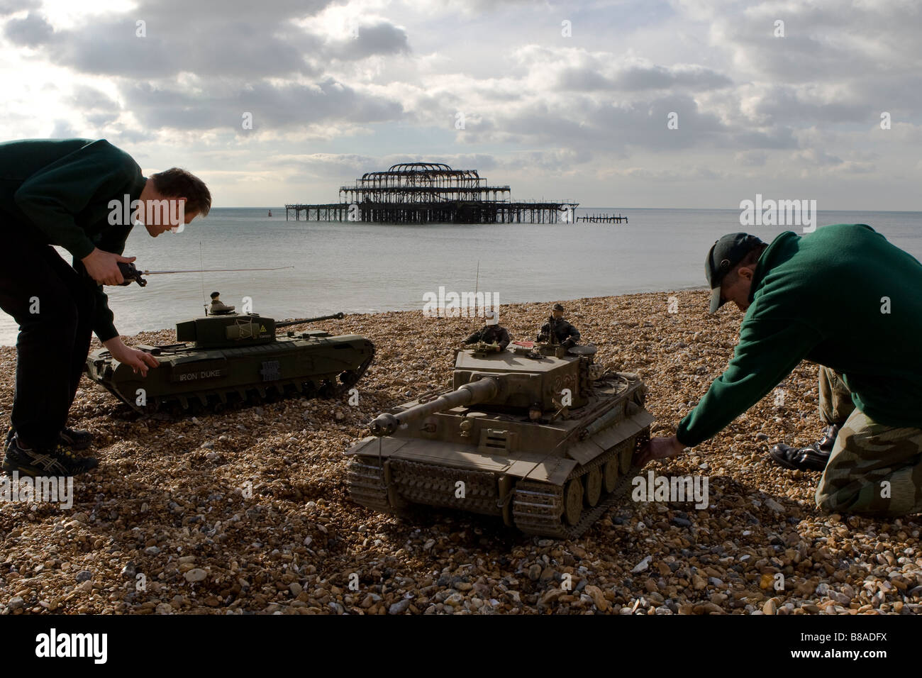 Zwei militärische Modelle-Enthusiasten besucht Radio gesteuert 1:6 Scale Modell WW2 Panzer auf Brighton Beach. Stockfoto